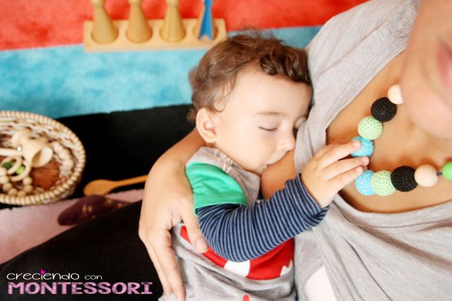 Montessori Baby - El Collar de Lactancia 🤱 es un accesorio para la  estimulación de la lactancia materna y el apego. Mientras el niño mama se  entretiene mirando los colores y tocando