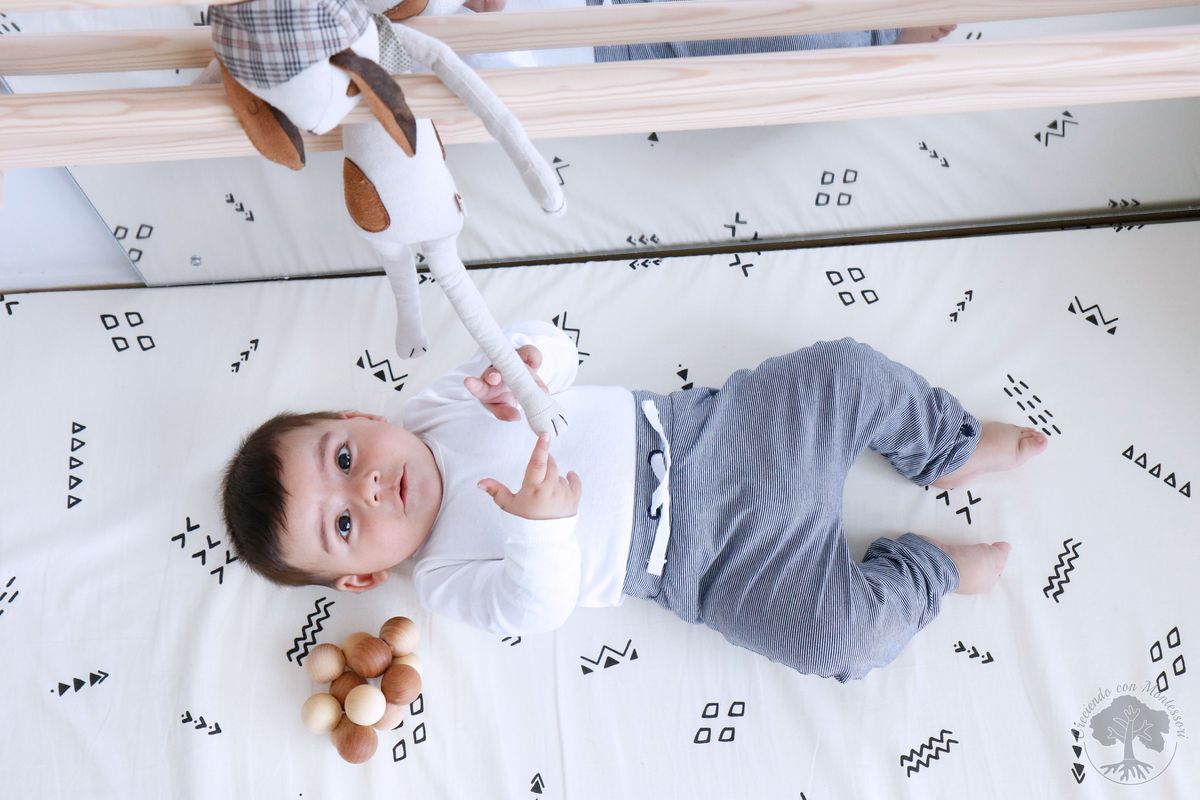 Novedades en nuestro ambiente preparado: Barra y espejo (bebé 8 meses) –  Prepared environment update: Bar and mirror (baby 8 mo) - Montessori en Casa