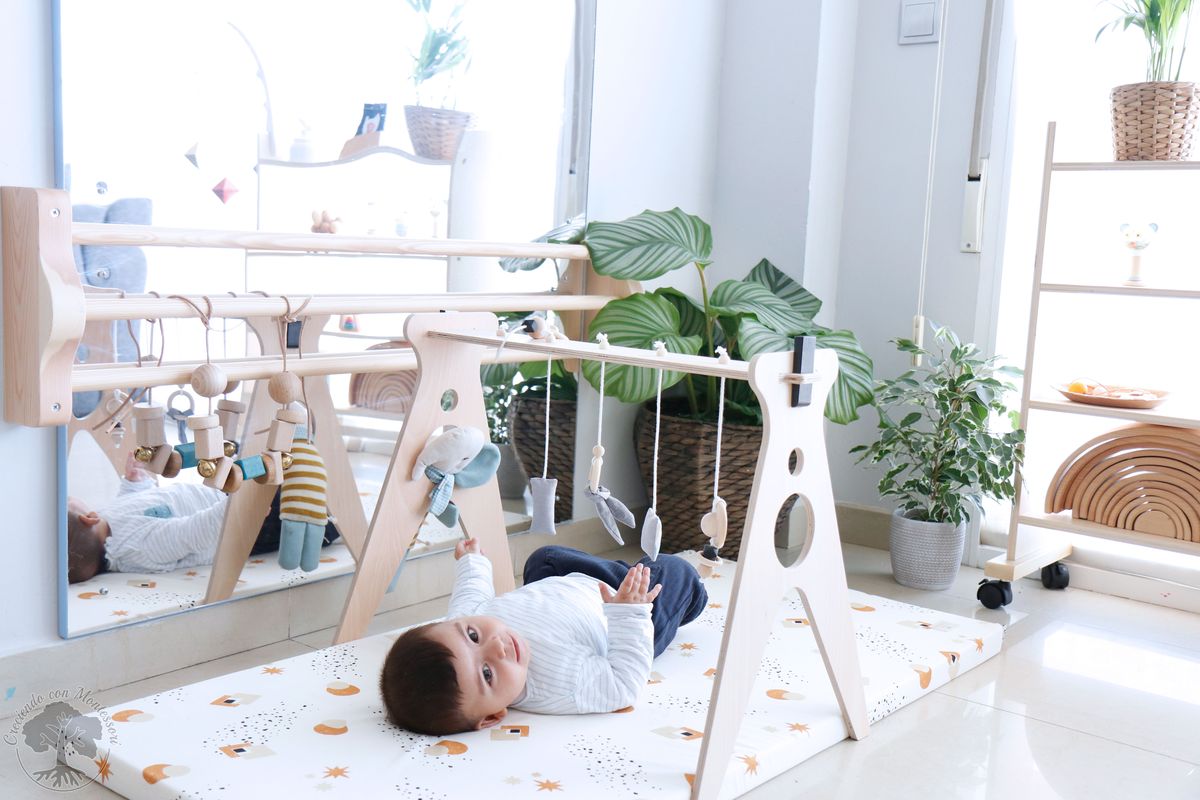 Ambiente Montessori para recién nacido. Zona de movimiento - Aprendiendo  con Montessori
