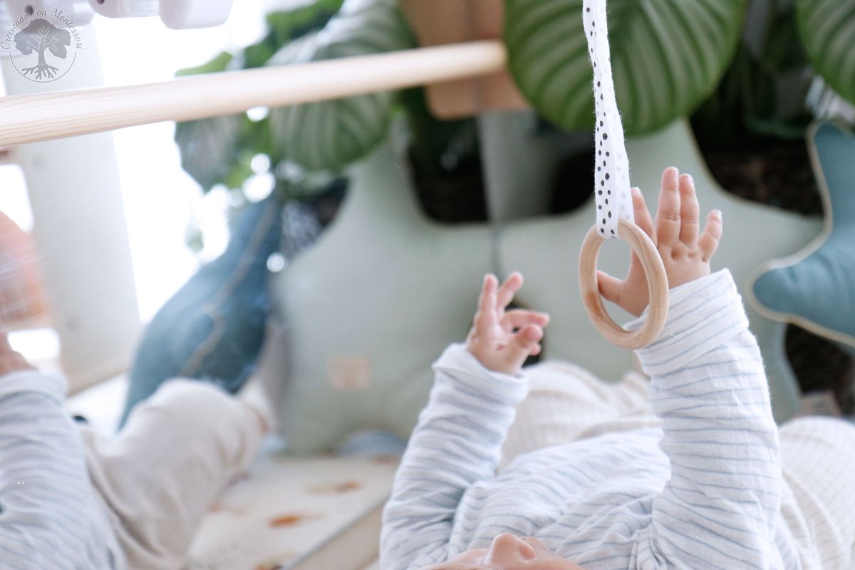 Ambiente preparado Montessori: Materiales para bebé de 0-6 meses – Creciendo  Con Montessori