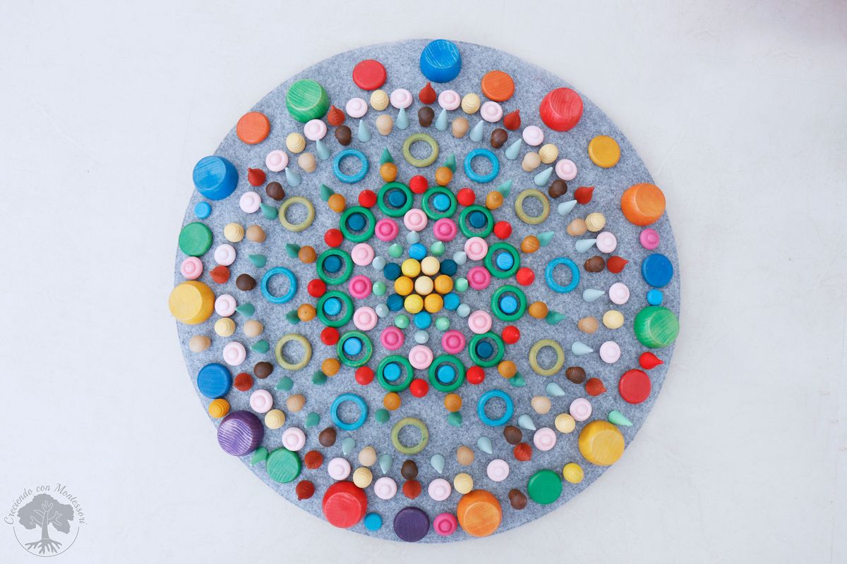 Crear Mandalas con piezas de madera – Creciendo Con Montessori