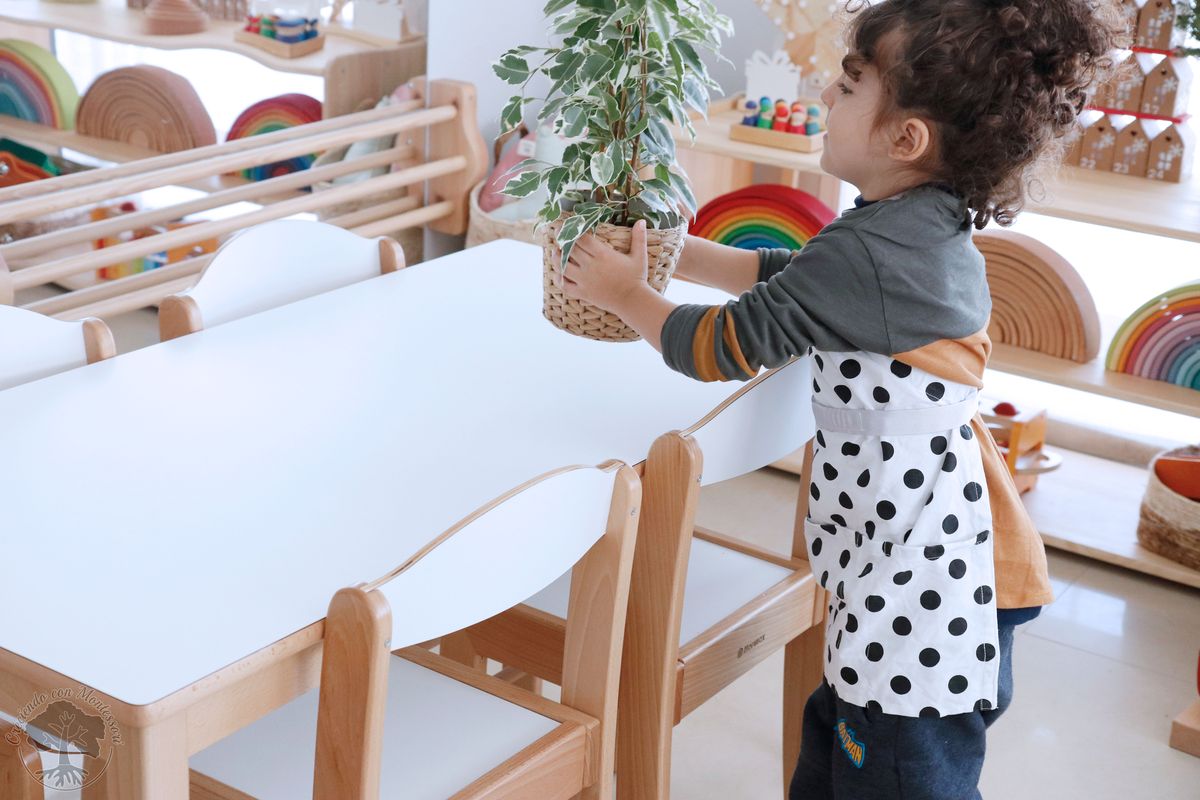 Ambiente preparado – Mobiliario: mesa y silla infantil – Creciendo
