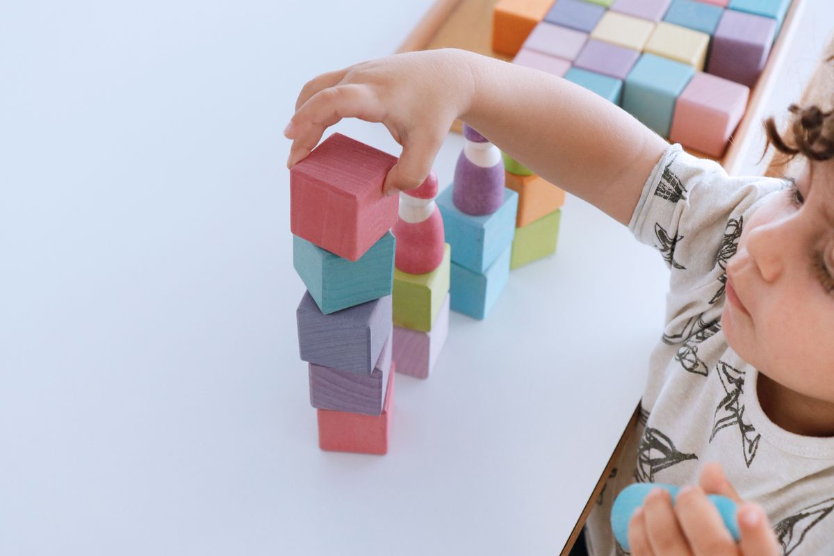 Piscina muñeca Despedida Primeros bloques de construcción de Grimm's: Apilar cubos – Creciendo Con  Montessori