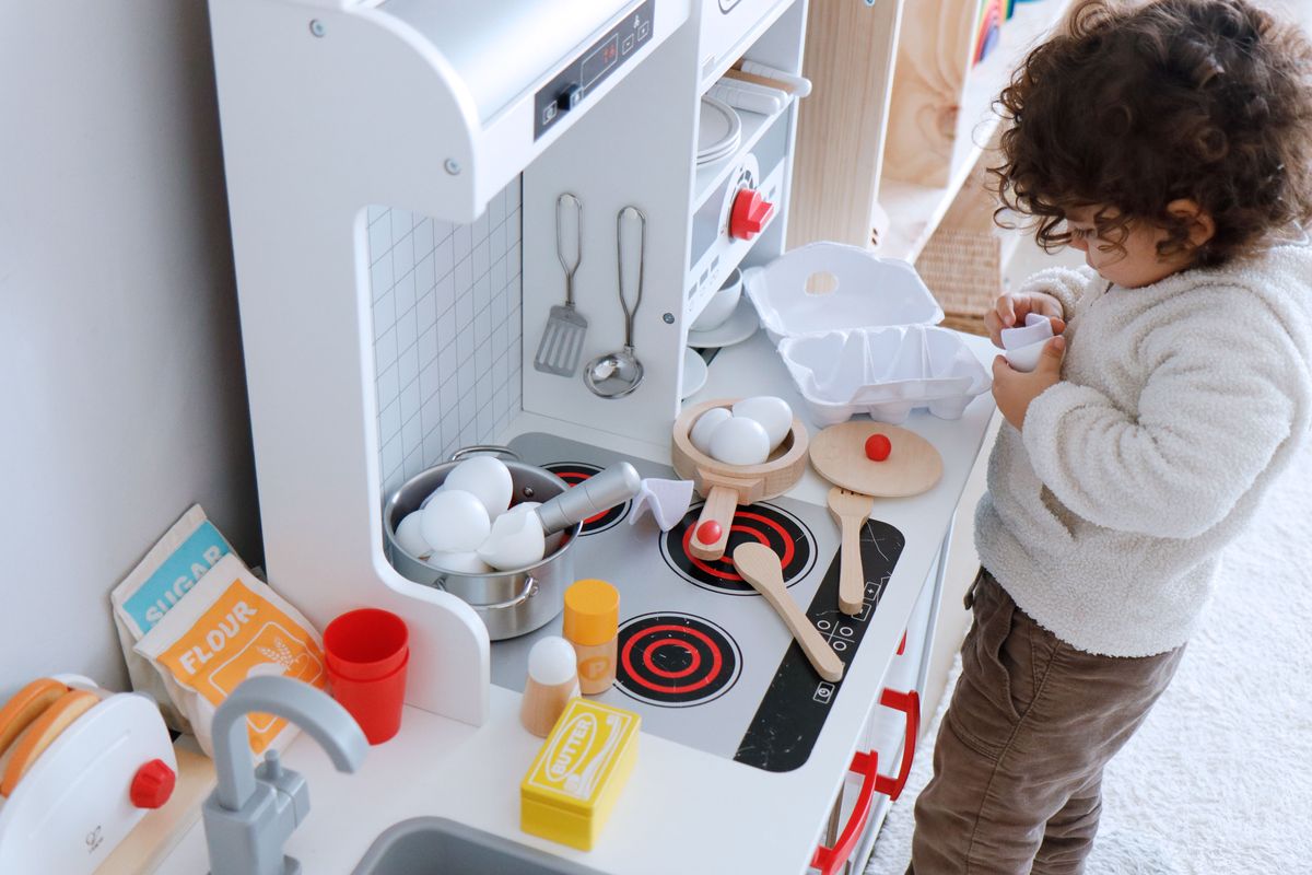 La cocinita como Juego simbólico – Creciendo Con Montessori