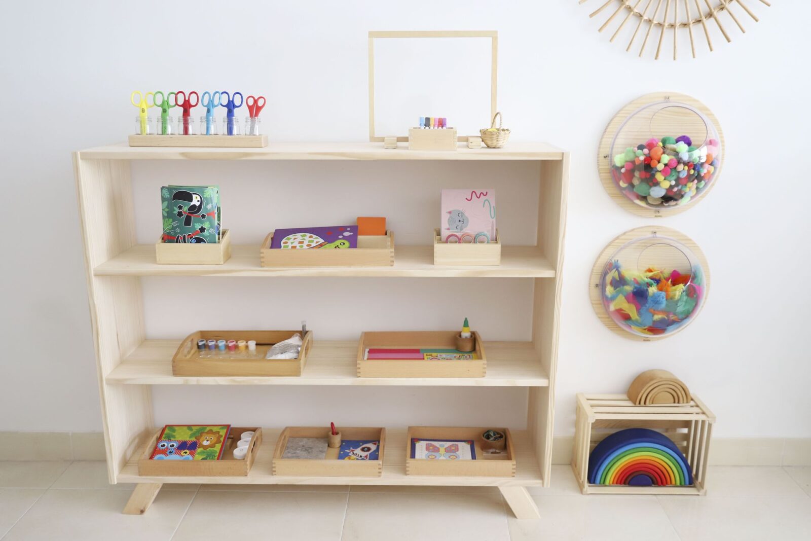Estantería de arte Montessori: 20 bandejas de manualidades montessorizadas  – Creciendo Con Montessori