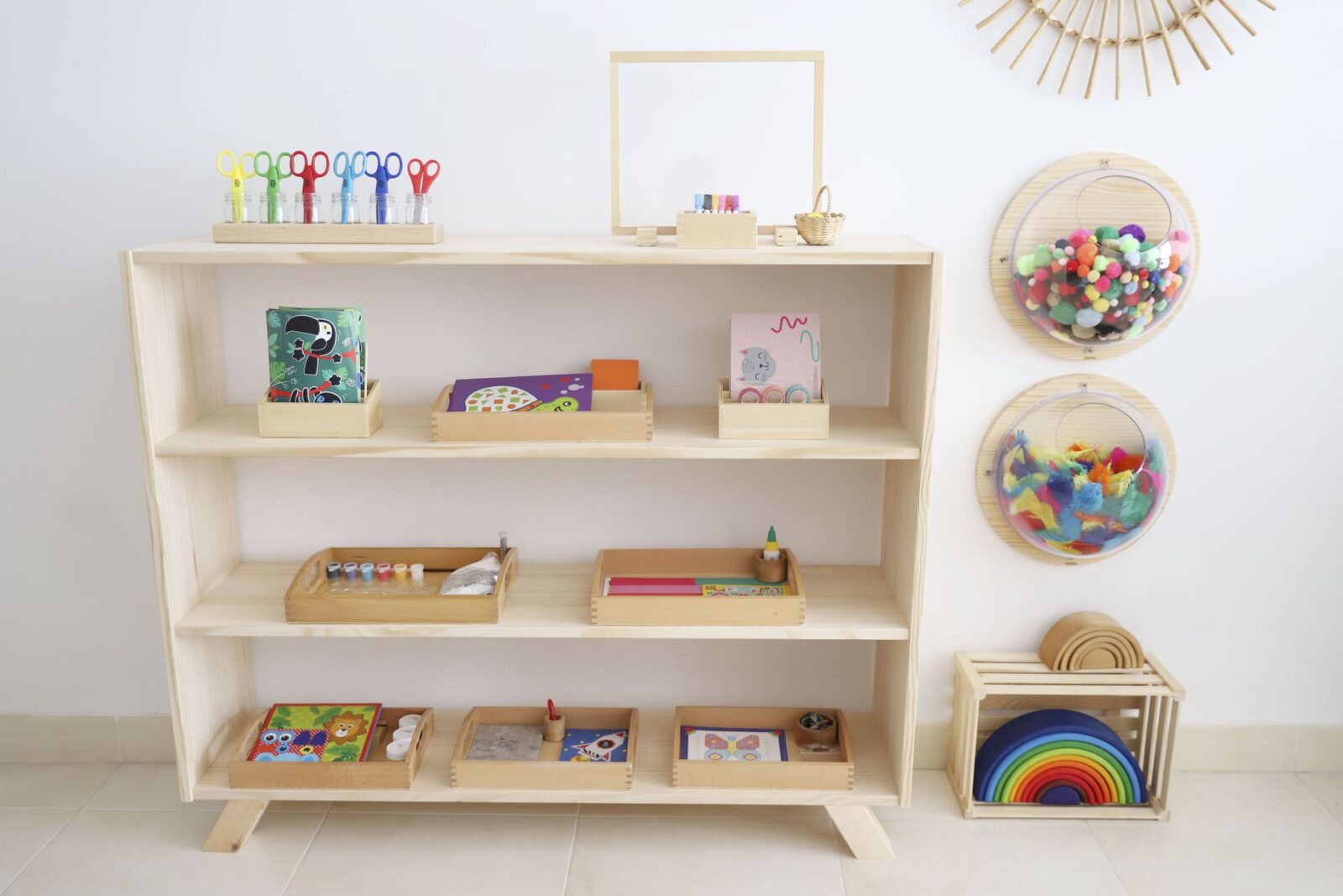 Estantería de arte Montessori: 20 bandejas de manualidades