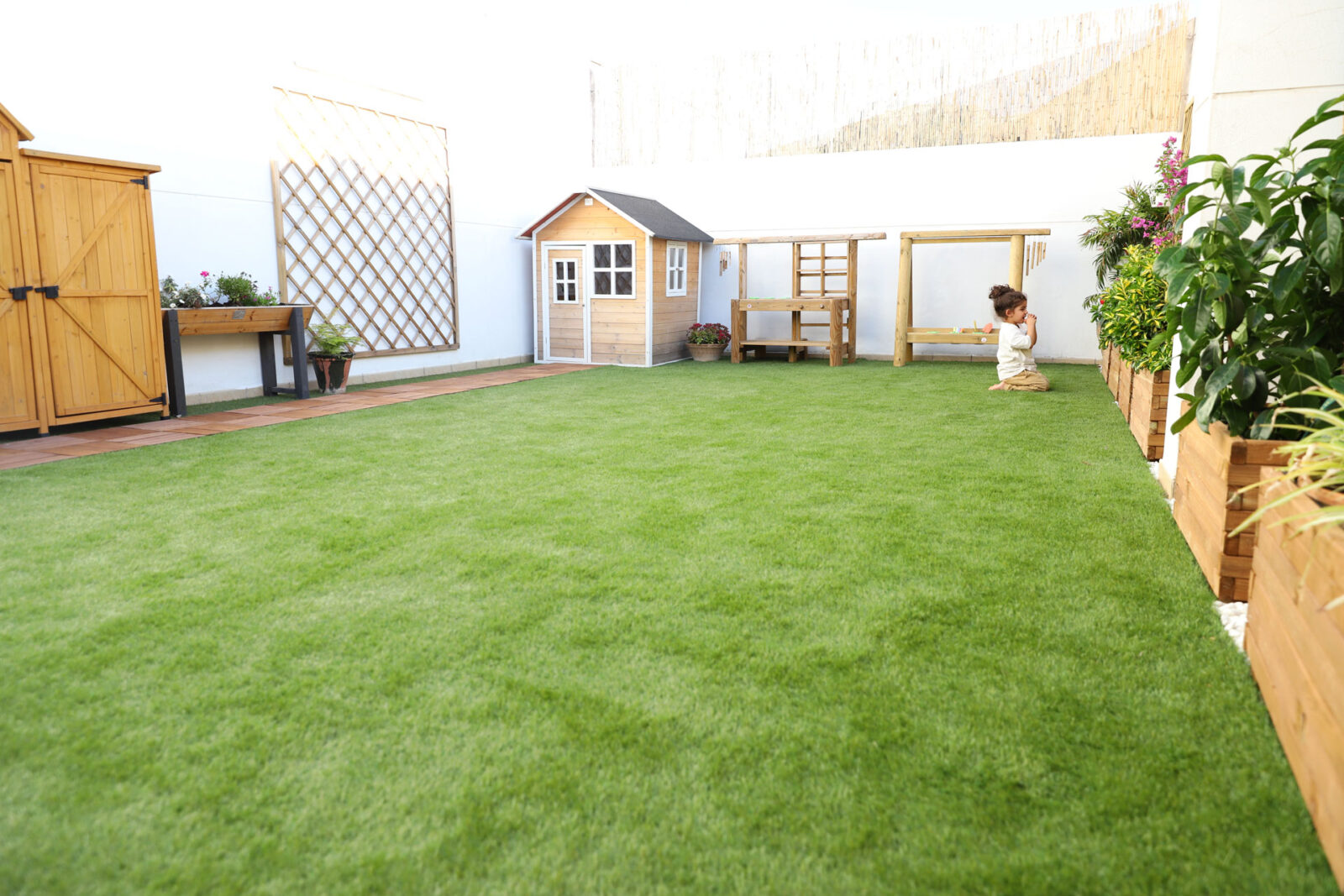 Decorar la terraza con césped artificial – Creciendo Con Montessori