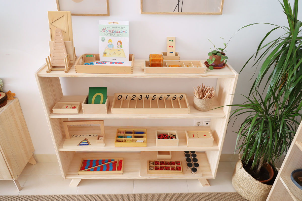 Qué hay en nuestros estantes? – What's on our shelves? - Montessori en Casa